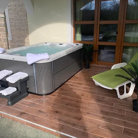 Anna - 4 Bedrooms, 4 Bathrooms, Heated Pool, Jacuzzi Kornic