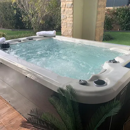 Anna - 4 Bedrooms, 4 Bathrooms, Heated Pool, Jacuzzi * Kornic