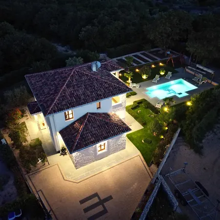 Anna - 4 Bedrooms, 4 Bathrooms, Heated Pool, Jacuzzi * Kornić